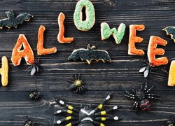 Nietoperze i pająki przy napisie Halloween z ciasteczek