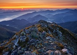 Niskie Taury w Austrii o wschodzie słońca