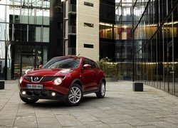 Nissan Juke na tle oszklonych budynków