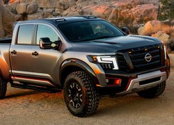 Nissan Titan Warrior przodem