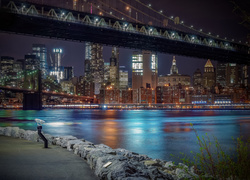 Nocny rozświetlony Nowy Jork z mostem Brooklińskim