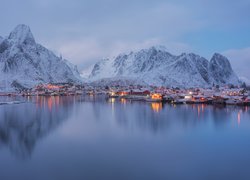 Norwegia, Morze, Lofoty, Góry, Reine, Domy, Zima, Mgła