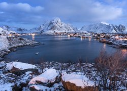 Norwegia, Lofoty, Wyspa Moskenesoya, Wieś Reine, Morze Norweskie Zima, Skały, Domy, Góry