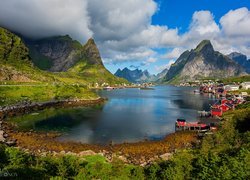 Norwegia, Lofoty, Wyspa Moskenesoya, Wioska Reine, Morze Norweskie Skały, Domy, Góry, Chmury