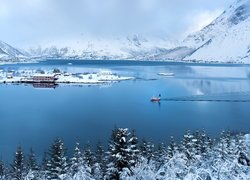 Norweska wyspa Austvagsoya zimową porą