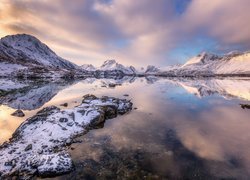 Norweskie góry w zimowej scenerii