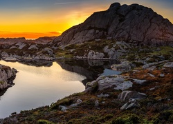 Norweskie jezioro wśród skał w okręgu Rogaland