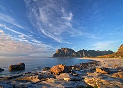 Norwegia, Wybrzeże, Lofoty, Góry, Skały, Niebo, Chmury, Plaża, Uttakleiv Beach, Morze, Kamienie