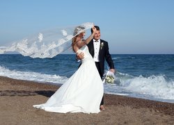 Nowożeńcy nad brzegiem morza