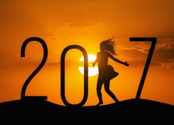 Nowy rok 2017 z tańczącą dziewczyną o zachodzie słońca