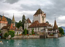 Oberhofen Castle nad jeziorem Thun w Szwajcarii