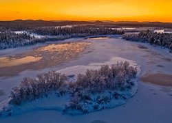 Zachód słońca, Rzeka Kettujoki, Zima, Ośnieżone, Drzewa, Lód, Laponia, Finlandia