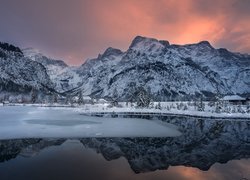 Zima, Jezioro Almsee, Góry, Drzewa, Domy, Zachód słońca, Austria