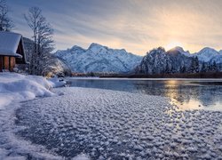 Zima, Jezioro Almsee, Góry, Drzewa, Dom, Wschód słońca, Austria