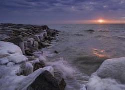 Oblodzone skały nad morzem