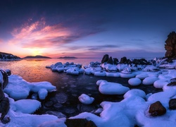 Oblodzony skalny brzeg Morza Japońskiego w Rosji o wschodzie słońca
