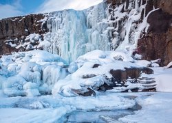 Oblodzony wodospad Oksararfoss w Islandii