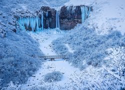 Oblodzony wodospad Svartifoss