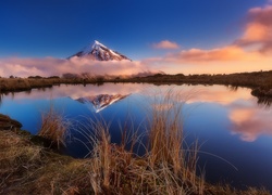 Nowa Zelandia, Taranaki, Góra, Wulkan Egmont, Oczko polodowcowe, Staw Pouakai, Trawa, Mgła, Odbicie, Park Narodowy Egmont
