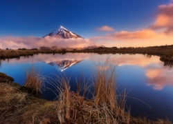 Oczko polodowcowe Pouakai u stóp wulkanu Egmont zwanego też Taranaki