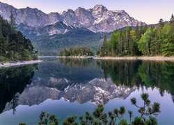 Góry, Alpy Bawarskie, Szczyt Zugspitze, Jezioro Eibsee, Drzewa, Odbicie, Bawaria, Niemcy