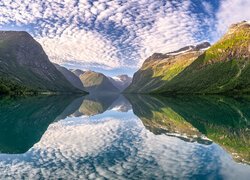 Norwegia, Góry, Jezioro, Lovatnet, Chmury, Odbicie