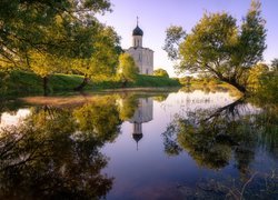 Odbicie cerkwi i drzew w rosyjskiej rzece Nerl