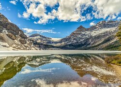 Odbicie chmur i gór w jeziorze Bow Lake