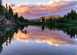 Odbicie chmur w jeziorze Lost Lake w Kolorado