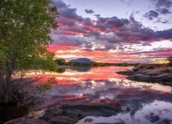 Jezioro, Willow Lake, Zachód słońca, Chmury, Skały, Drzewa, Prescott, Arizona, Stany Zjednoczone