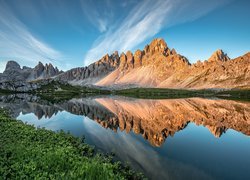 Odbicie Dolomitów w jeziorze