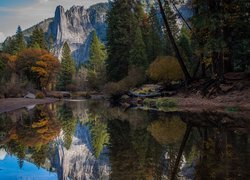 Stany Zjednoczone, Kalifornia, Park Narodowy Yosemite, Góry Sierra Nevada, Rzeka Merced, Kamienie, Drzewa