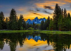 Drzewa, Góry, Teton Range, Rzeka, Snake River, Odbicie, Zachód słońca, Park Narodowy Grand Teton, Wyoming, Stany Zjednoczone