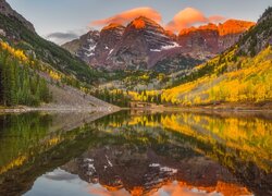 Góry Skaliste, Szczyty Maroon Bells, Jezioro Maroon Lake, Drzewa, Jesień, Odbicie, Stan Kolorado, Stany Zjednoczone