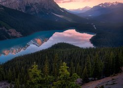 Kanada, Park Narodowy Banff, Jezioro Peyto Lake, Góry Canadian Rockies, Drzewa, Lasy, Zachód słońca, Odbicie