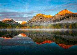 Drzewa, Las, Góry, Canadian Rockies, Góra, Mount Kidd, Mgła, Jezioro, Wedge Pond, Odbicie, Alberta, Kanada