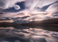 Góry, Odbicie, Chmury, Jezioro, Laguna Amarga, Park Narodowy Torres del Paine, Patagonia, Chile