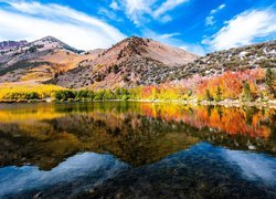 Odbicie gór i drzew w jeziorze North Lake