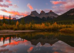 Kanada, Alberta, Kolumbia Brytyjska, Park Narodowy Banff, Kanadyjskie Góry Skaliste, Jezioro, Moraine Lake, Pożółkłe, Drzewa, Jesień, Wschód słońca