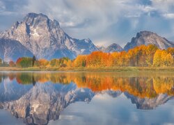 Drzewa, Jesień, Góry, Teton Range, Rzeka, Snake River, Chmury, Odbicie, Park Narodowy Grand Teton, Stan Wyoming, Stany Zjednoczone