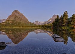 Góry, Lewis Range, Szczyt Grinnell Point, Jezioro, Swiftcurrent Lake, Odbicie, Drzewa, Park Narodowy Glacier, Stan Montana, Stany Zjednoczone