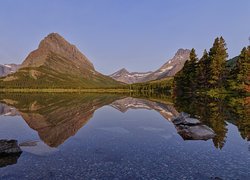 Odbicie gór Lewis Range w jeziorze Swiftcurrent Lake