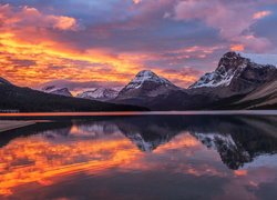 Jezioro, Bow Lake, Góry Skaliste, Zachód słońca, Park Narodowy Banff, Prowincja Alberta, Kanada