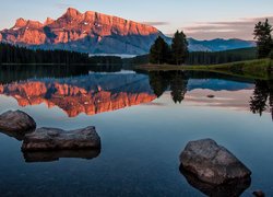 Góry, Mount Rundle, Jezioro, Two Jack Lake, Drzewa, Odbicie, Kamienie, Park Narodowy Banff, Prowincja Alberta, Kanada