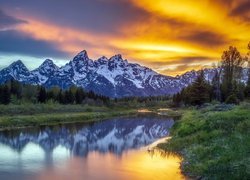 Stany Zjednoczone, Stan Wyoming, Park Narodowy Grand Teton, Góry, Teton Range, Jezioro, Las, Drzewa, Zachód słońca