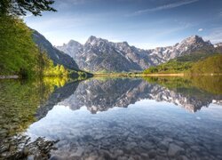 Odbicie gór w jeziorze Almsee w Austrii