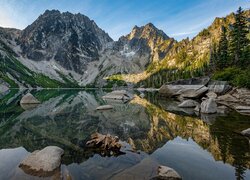 Góry, Jezioro, Colchuck Lake, Drzewa, Kamienie, Stan Waszyngton, Stany Zjednoczone