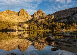 Odbicie gór w jeziorze Ediza Lake