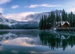 Park Narodowy Yoho, Jezioro, Emerald Lake, Dom, Most, Góry, Las, Drzewa, Chmury, Prowincja Kolumbia Brytyjska, Kanada