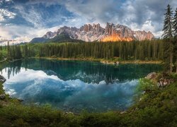 Odbicie gór w jeziorze Lago di Carezza